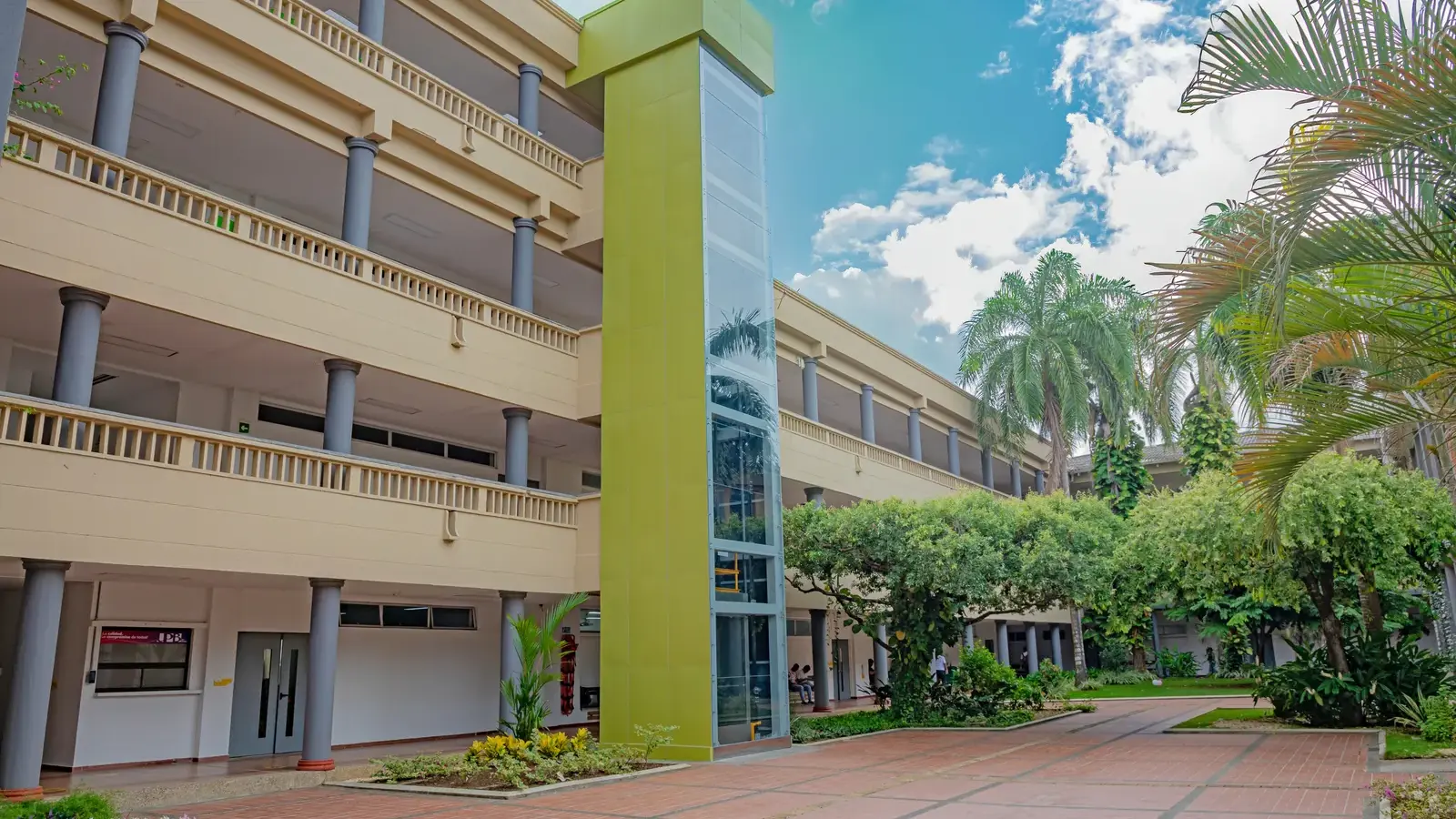 Universidad Pontificia Bolivariana — Torre de ascensores