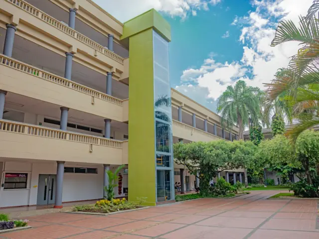 Universidad Pontificia Bolivariana — Torre de ascensores