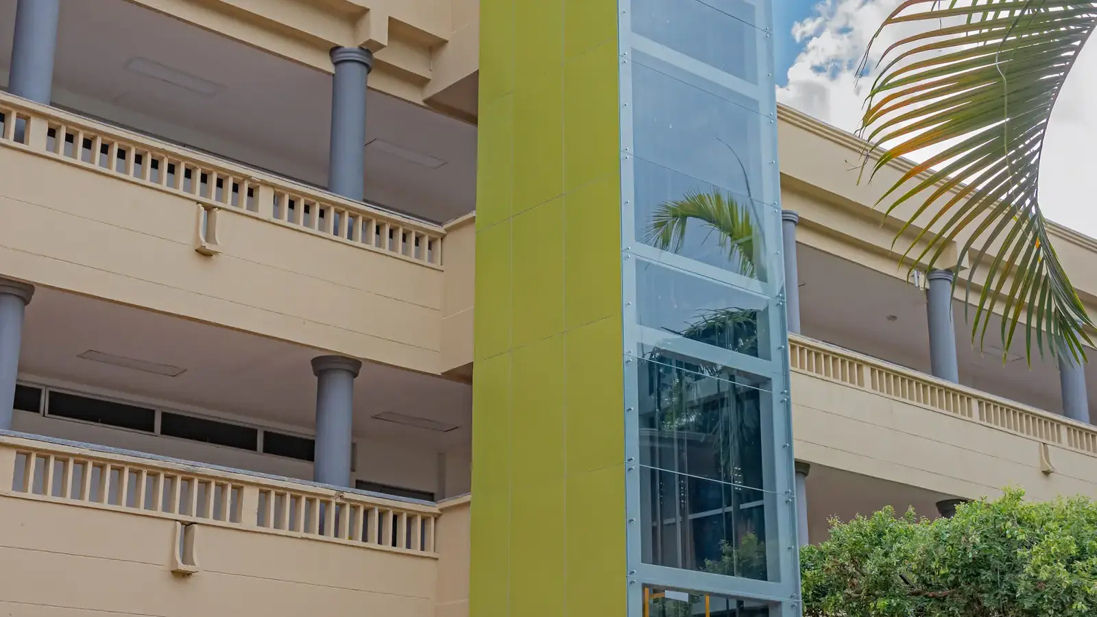Universidad Pontificia Bolivariana — Torre de ascensores