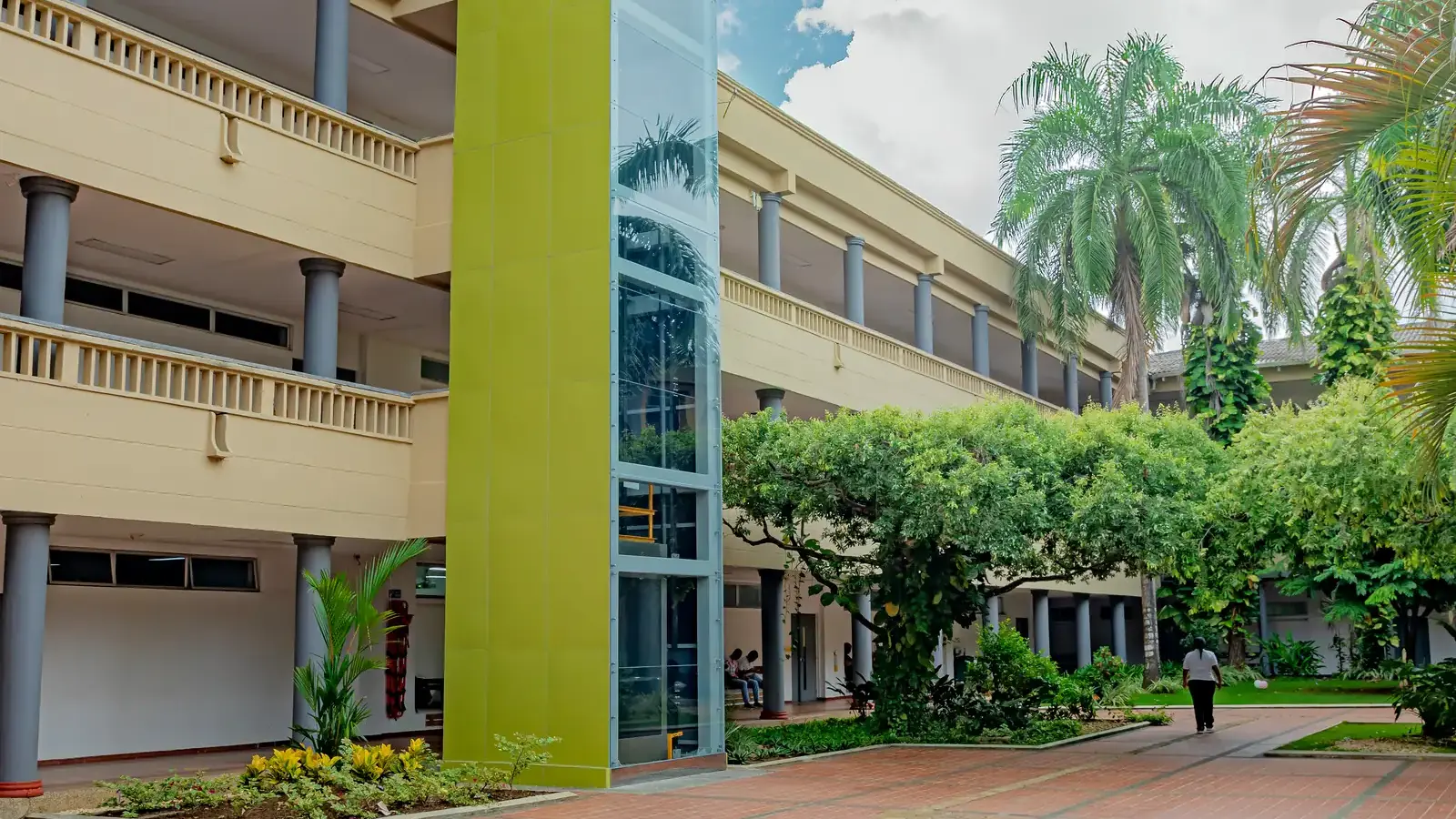 Universidad Pontificia Bolivariana — Torre de ascensores